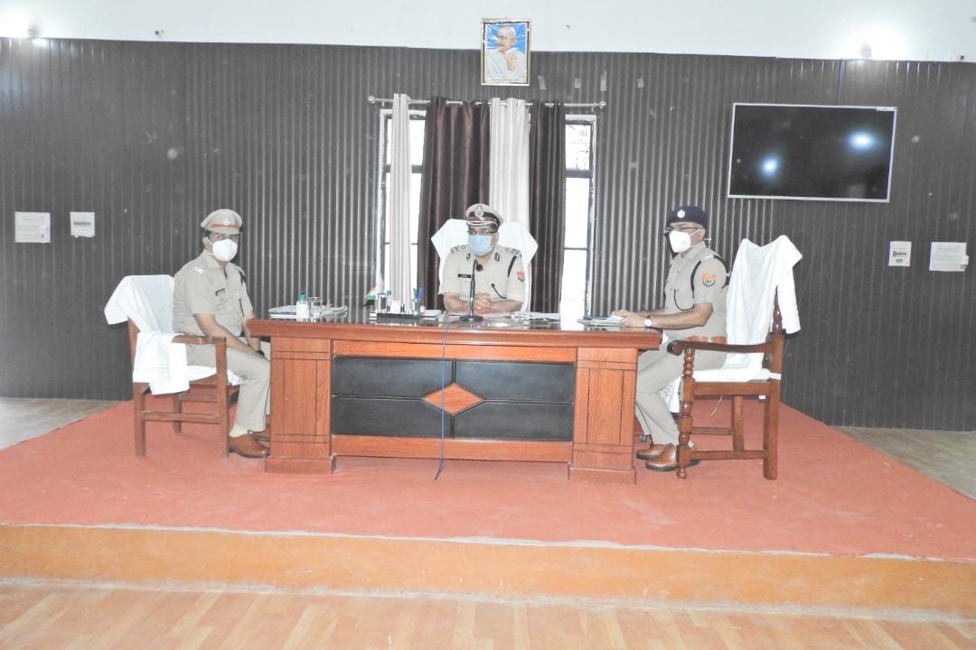 पीलीभीत : पुलिस महानिरीक्षक बरेली परिक्षेत्र, बरेली महोदय द्वारा पुलिस लाइन पीलीभीत में जनपद की कानून व्यवस्था, अपराध एवं आगामी त्यौहारों के संबंध में समीक्षा बैठक की गई।