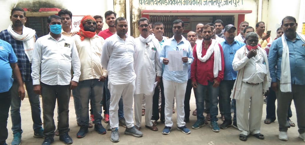 जौनपुर/जलालपुर: प्रधानपुर के प्रधान रामलाल मौर्य से मारपीट के खिलाफ प्रधान संघ हुआ एकजुट,किया प्रदर्शन