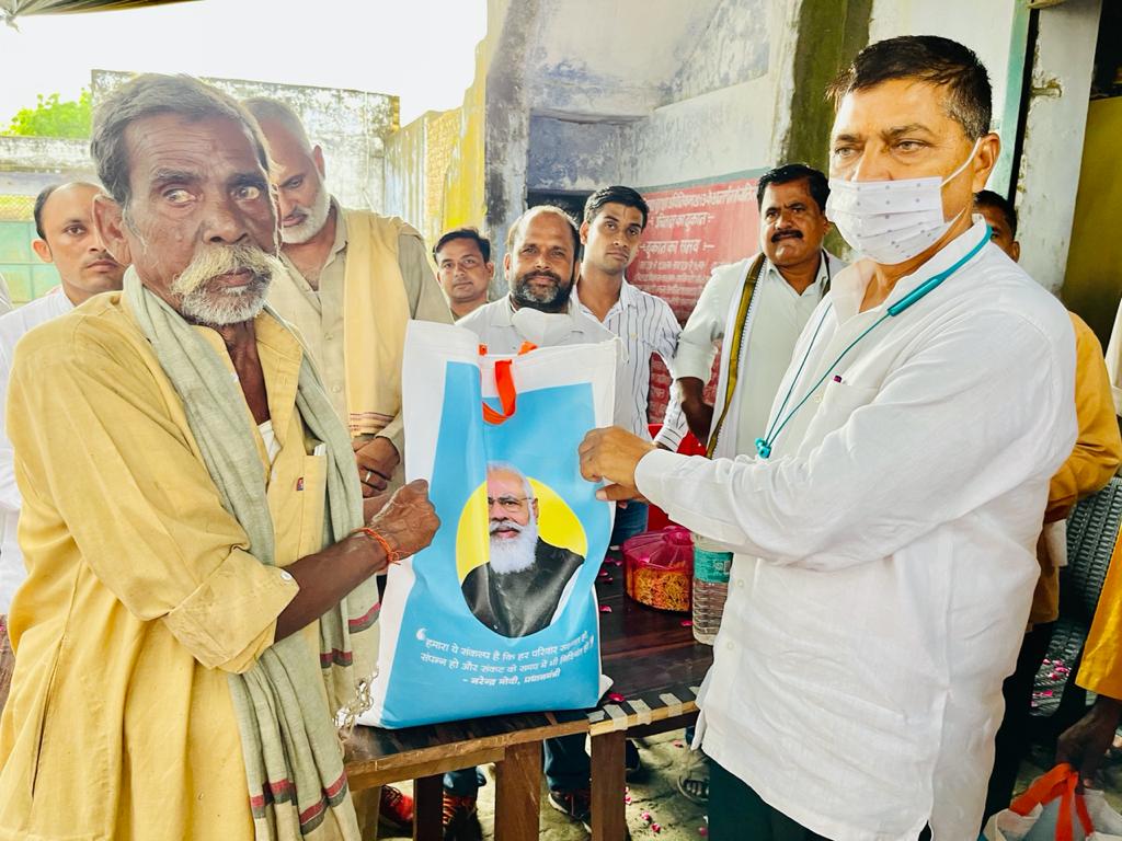आँवला/बरेली - विधायक पप्पू भरतौल ने प्रधानमंत्री गरीब कल्याण योजना के अंतर्गत ग्राम टांडा में किया राशन वितरण।