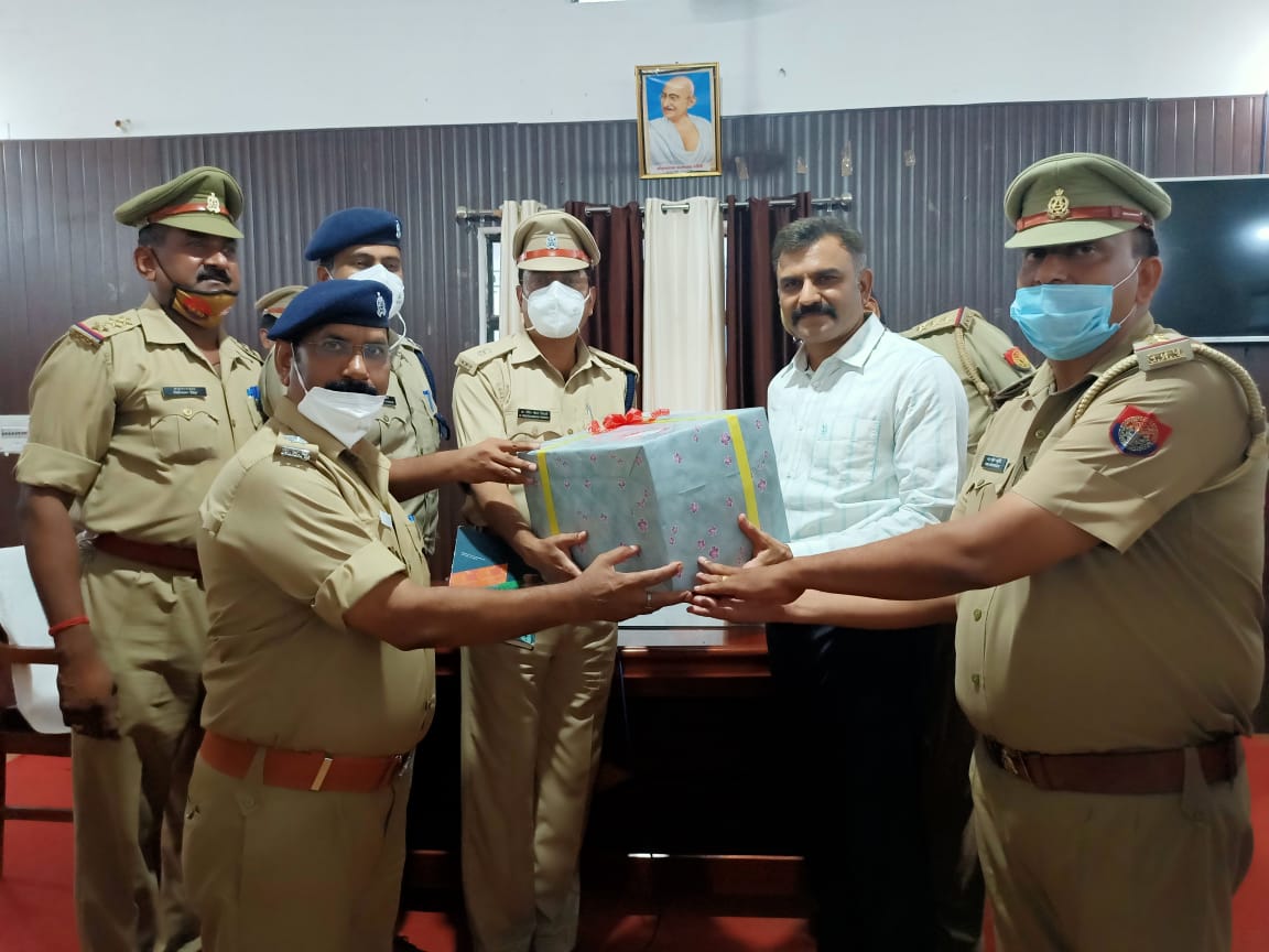 पीलीभीत : पुलिस अधीक्षक श्री किरीट सिहं राठौर को जनपद के समस्त पुलिस अधिकारी/कर्मचारियों द्वारा दी गई भावभीनी विदाई।
