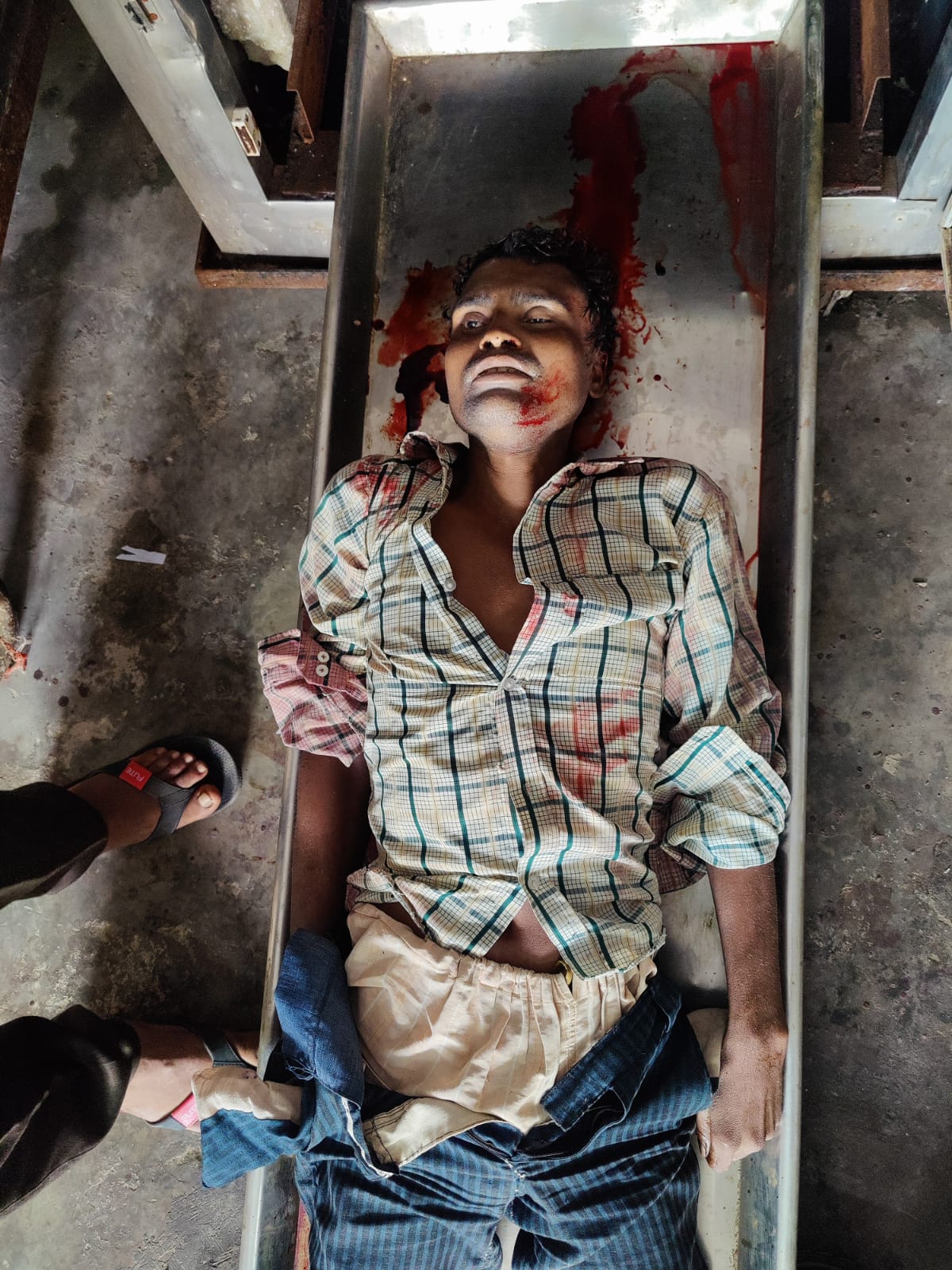बरेली-यह मृत व्यक्ति मोर्चरी में रखा हुआ है,अभी शिनाख्त नही हुई है,