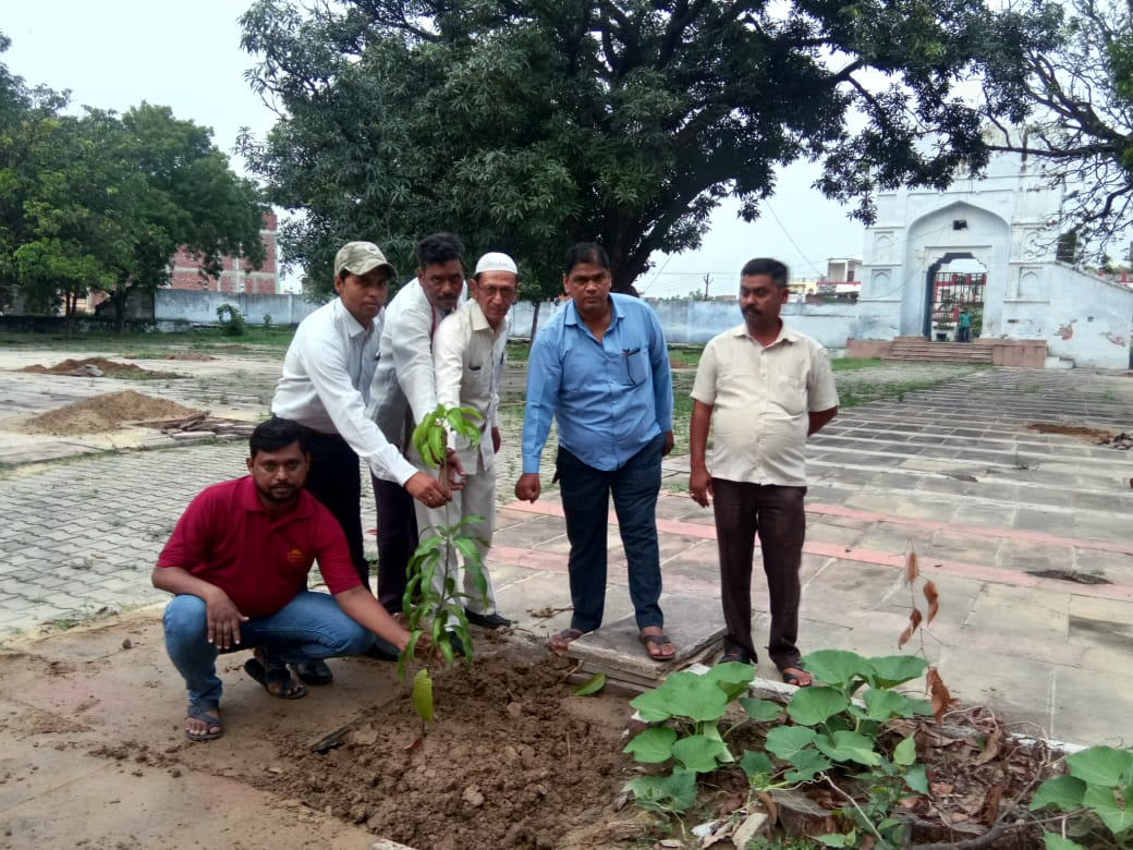 जौनपुर: ईदगाह कमेटी ने फारूके आजम हजरत उमर की शहादत पर लगाया ईदगाह मे दो दर्जन पेङ