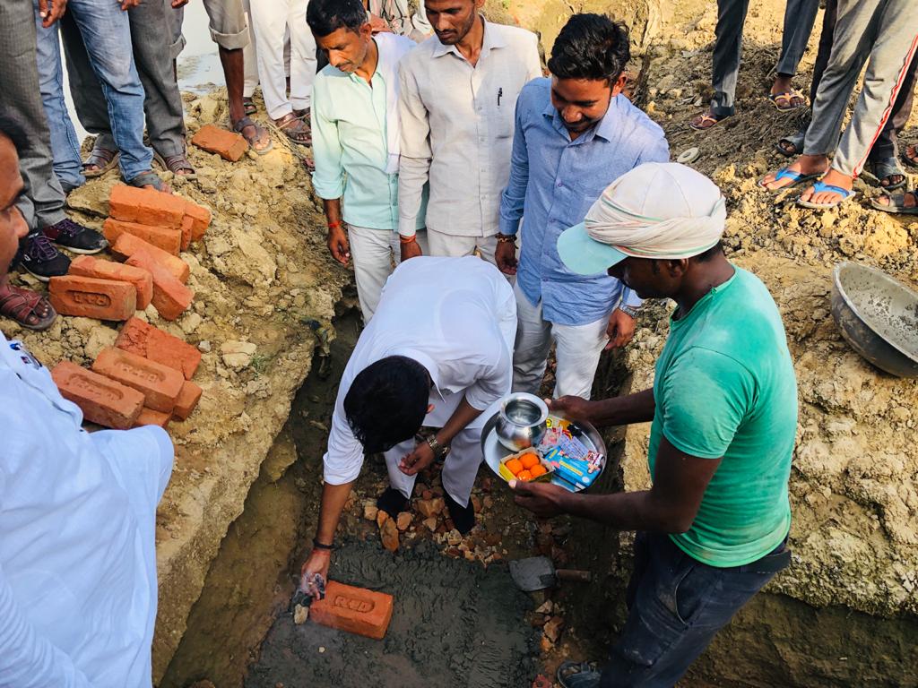 आँवला/बरेली - ग्राम पंचायत खरगपुर भवन का किया गया शिलान्यास