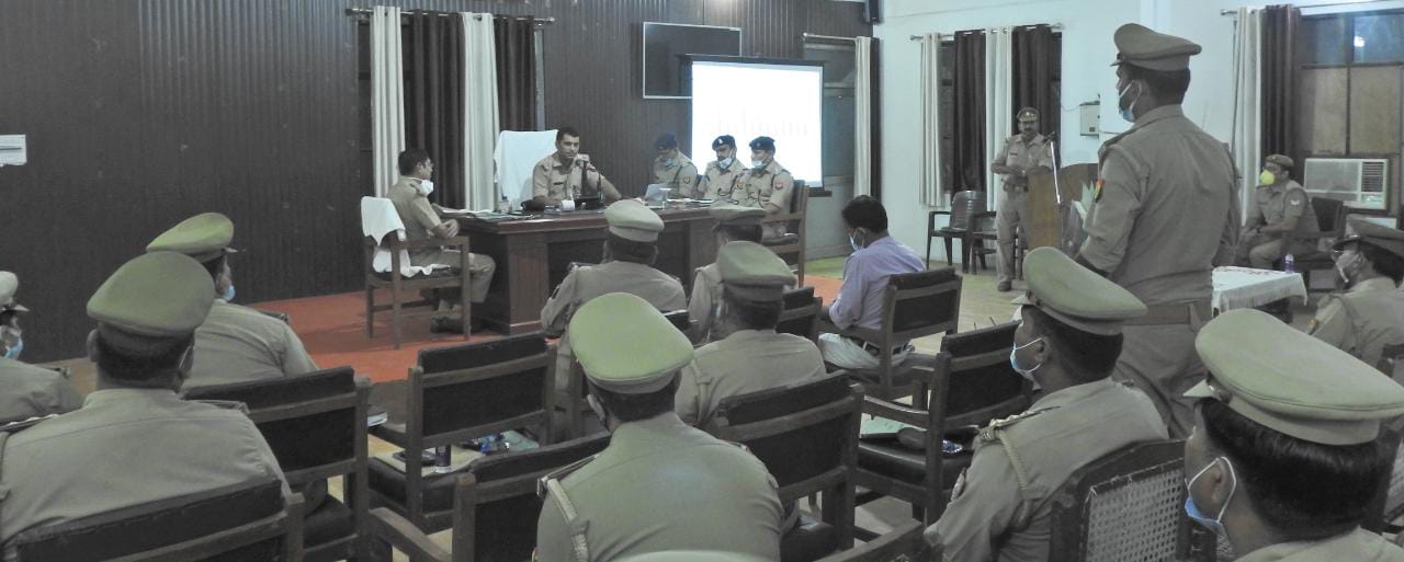 पीलीभीत :पुलिस अधीक्षक ने पुलिस लाइन में सैनिक सम्मेलन व अपराध गोष्ठी की, आगामी त्यौहारों को शांति पूर्वक सम्पन्न कराने के निर्देश दिए।