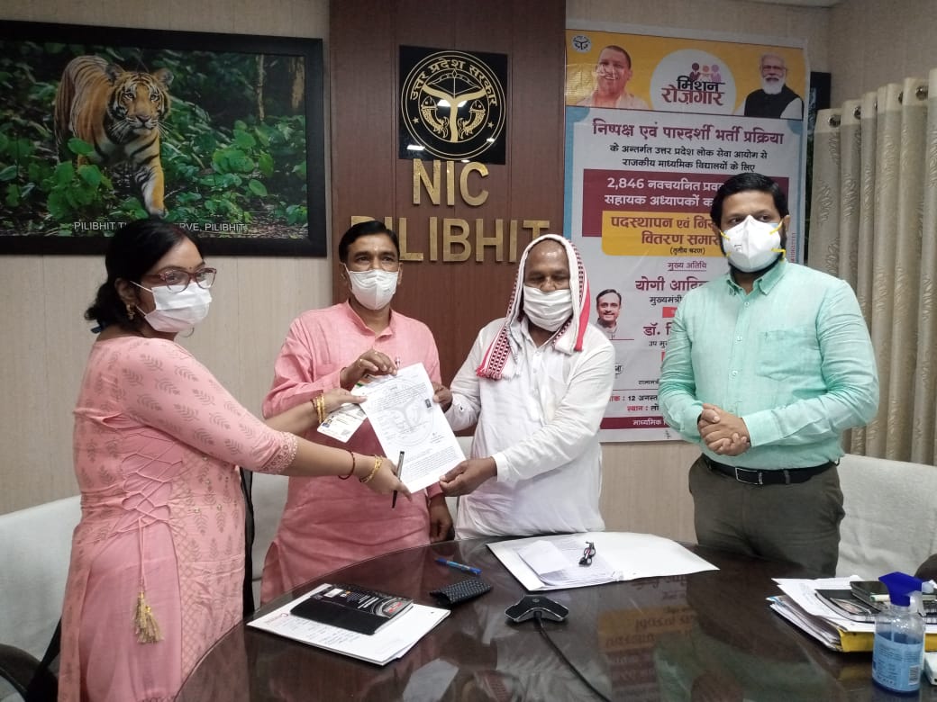 पीलीभीत:नव नियुक्त सहायक अध्यापकों को वितरित किये गये नियुक्ति पत्र।