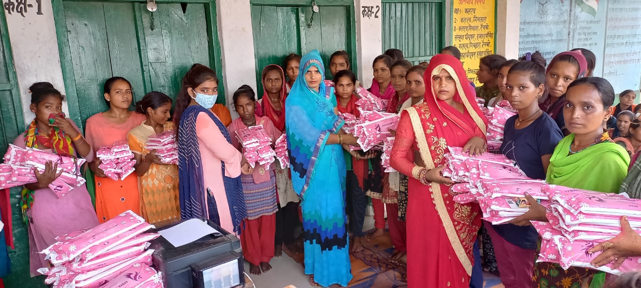 आँवला/बरेली - रामनगर ब्लाक क्षेत्र की ग्राम पंचायत वराथानपुर में स्त्री स्वाभिमान योजना के तहत, सैनेटरी पैड्स किये गये वितरण।