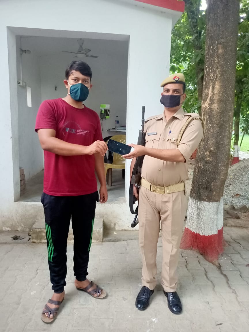 पीलीभीत: आरक्षी ने पेश की ईमानदारी की मिसाल, सुरक्षित लौटाया फोन।