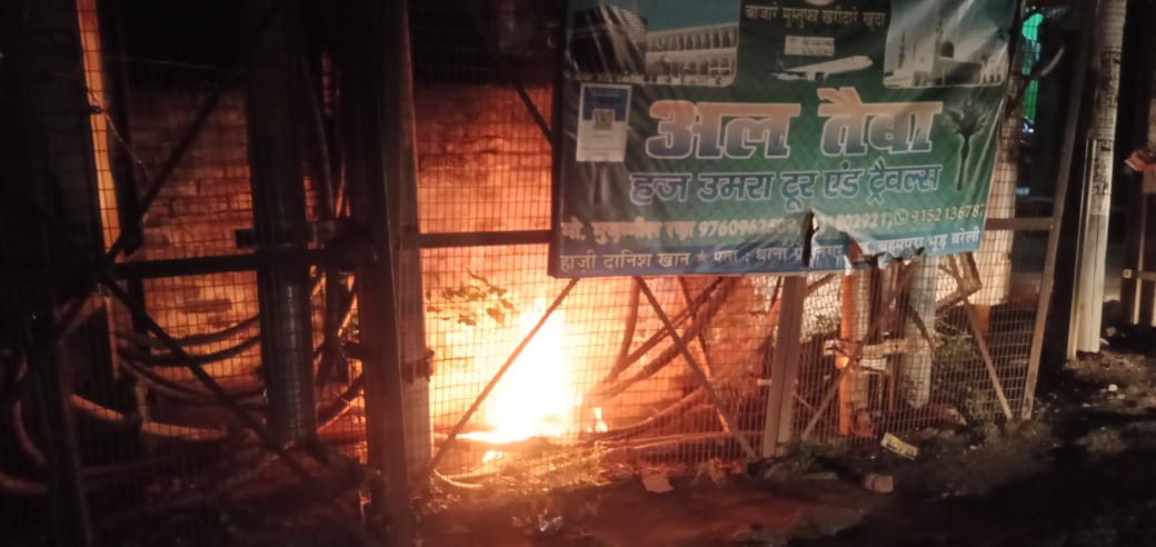 बरेली-बरेली प्रेम नगर भूड़ कब्रिस्तान के ट्रांसफर में लगी आग