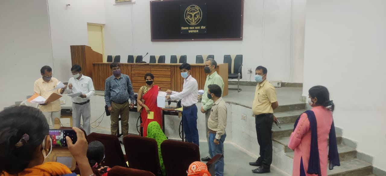 प्रयागराज: विकास अधिकारी ने ’’टेलरिंग शाप योजना’’ अन्तर्गत 34 लाभार्थियों को 02 सिलाई मशीन, फर्नीचर एवं अन्य उपकरण का किया गया वितरण