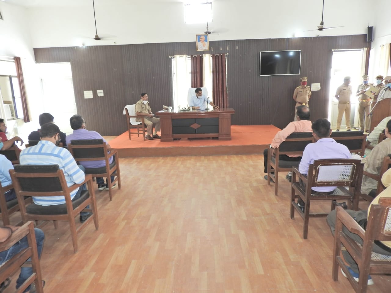 पीलीभीत : पुलिस अधीक्षक द्वारा पेट्रोल पंप संगठन, सर्राफा बाजार एवं व्यापार मंडल के पदाधिकारी व मंडी समिति अध्यक्ष के साथ गोष्ठी आयोजित की गई।
