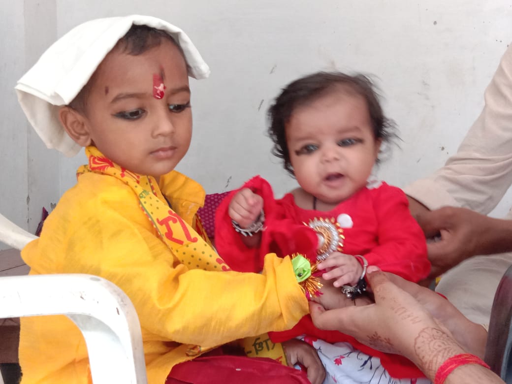 पीलीभीत: रक्षाबंधन धूम धाम से मनाया जाता हैं बहनों ने अपने भाइयों की कलाई में रक्षा सूत्र बांधकर कर उनकी खुशहाली जीवन की कामना करती हें।