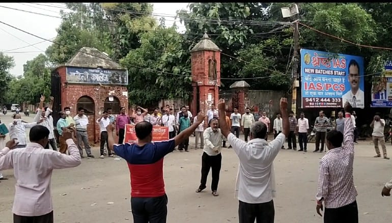 बरेली-बरेली कॉलेज में रिसीवर उठाने के लिए की गई मांगो पर गरजे कर्मचारी