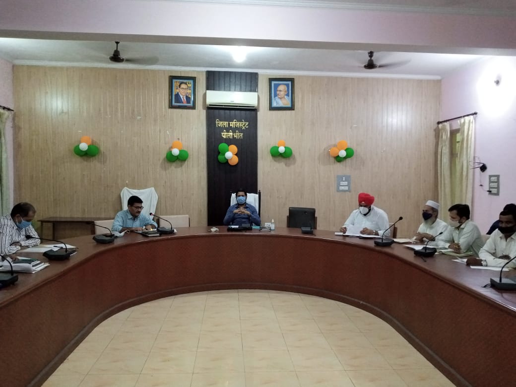 पीलीभीत :मतदेय स्थलों के सम्भाजन से सम्बन्धित राजनैतिक दलों के साथ बैठक सम्पन्न।