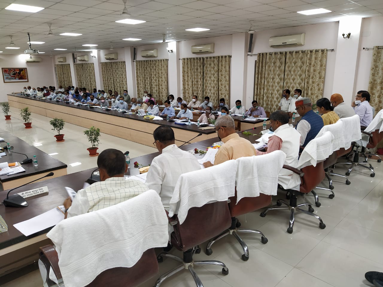 प्रयागराज: उ0प्र0 विधान सभा की सार्वजनिक उपक्रम एवं निगम संयुक्त समिति की उपसमिति के मा0 सभापति की अध्यक्षता में समिति के द्वारा कार्यशील निगमों एवं प्रशासकीय विभागों द्वारा संचालित परियोजनाओं की विस्तृत समीक्षा की गयी