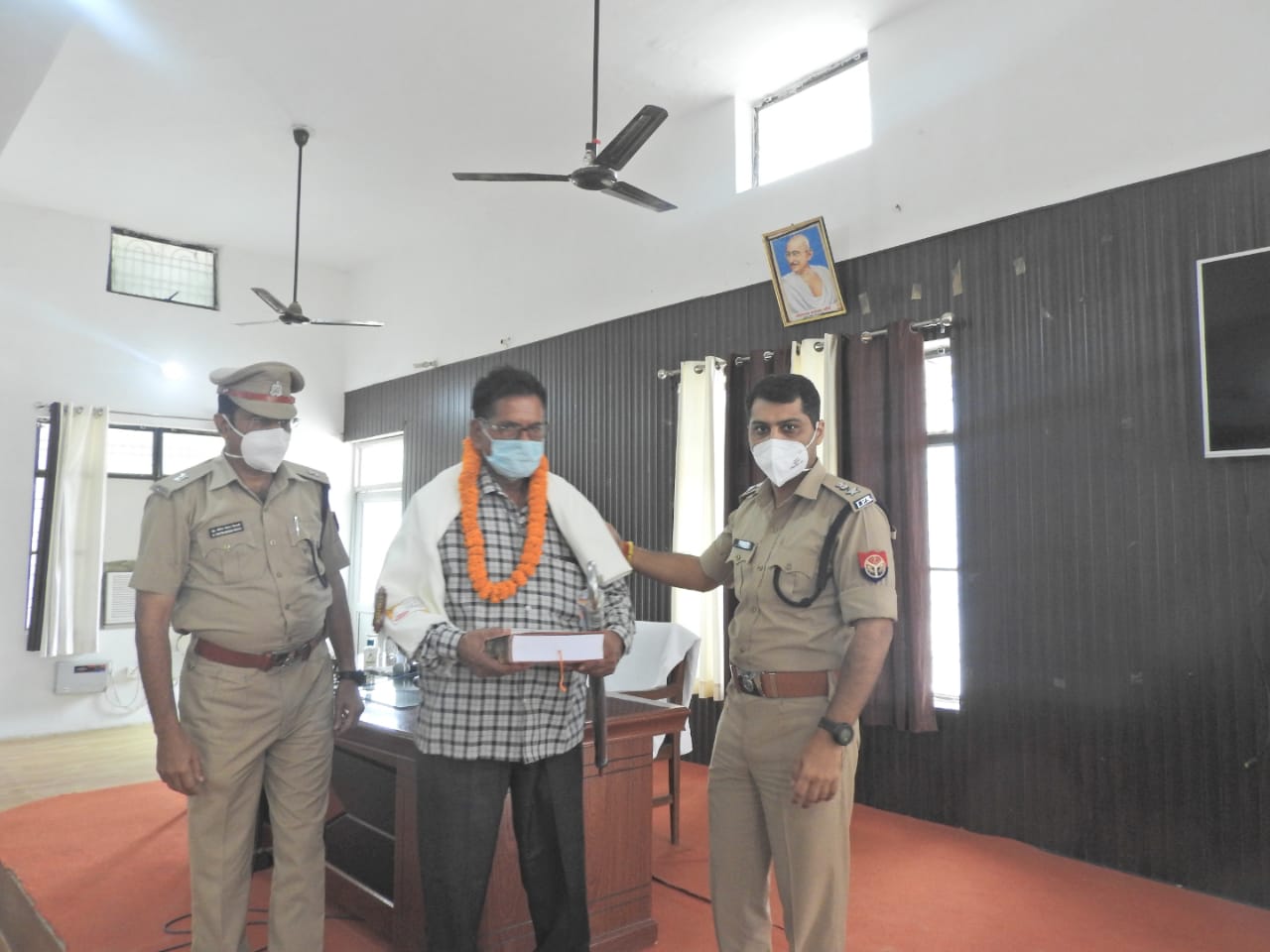 पीलीभीत :पुलिस अधीक्षक द्वारा सेवानिवृत्त हुए पुलिस कर्मियों को दी गई ससम्मान विदाई।