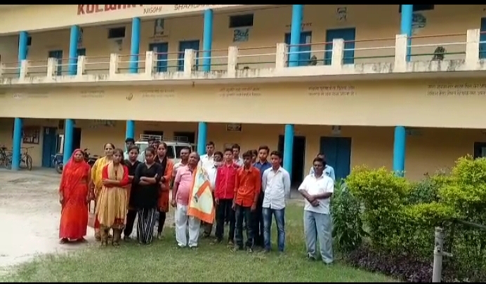 पीलीभीत : विद्यार्थियों ने हाई स्कूल परीक्षा 2021 में परचम लहराया कुलवंत सिंह पब्लिक इंटर कॉलेज निगोही शाहजहांपुर।