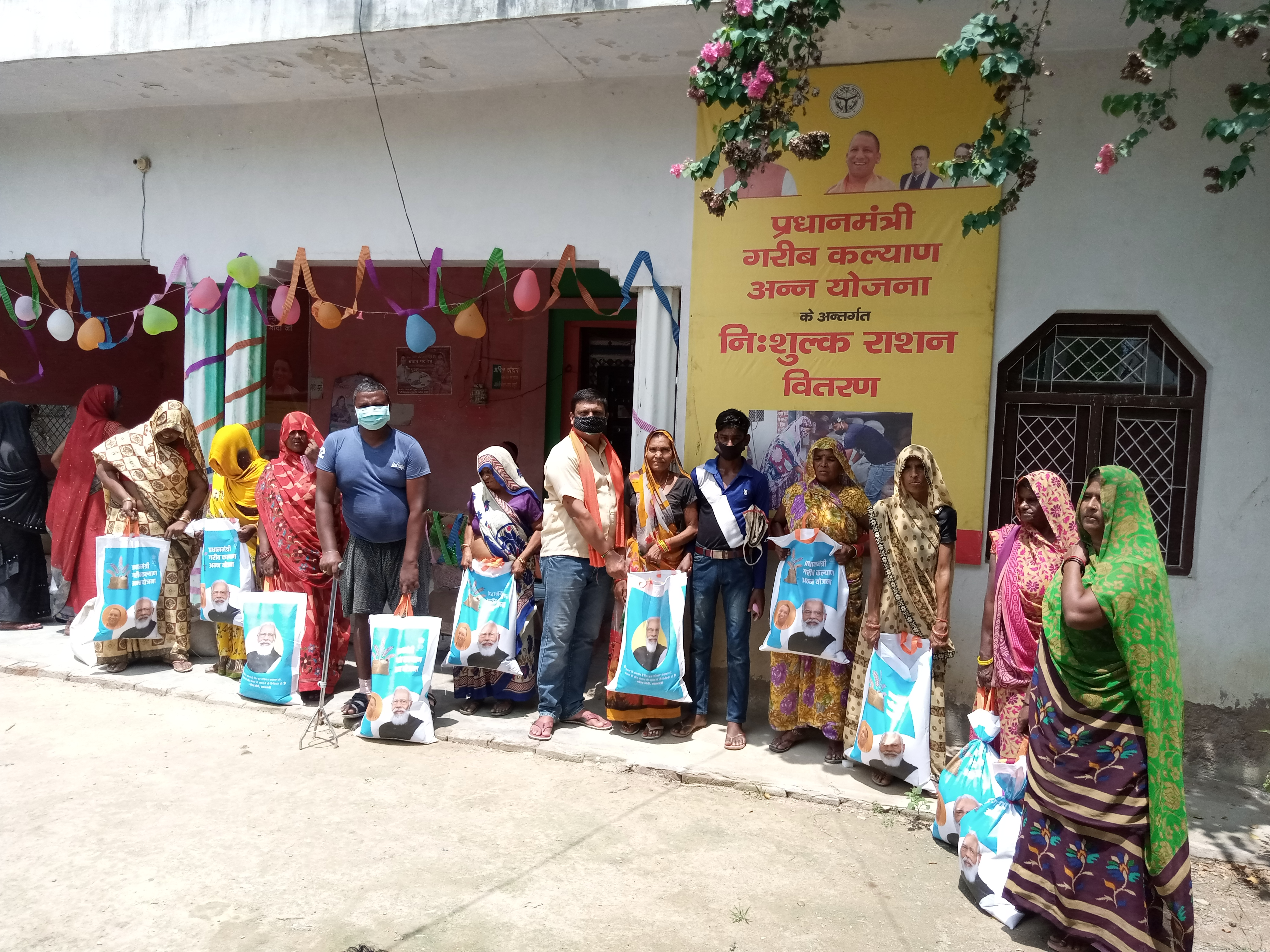 मैनपुरी : प्रधानमंत्री गरीब कल्याण अन्न योजना के अंतर्गत रूपपुर में सरकारी राशन वितरण किया गया है l