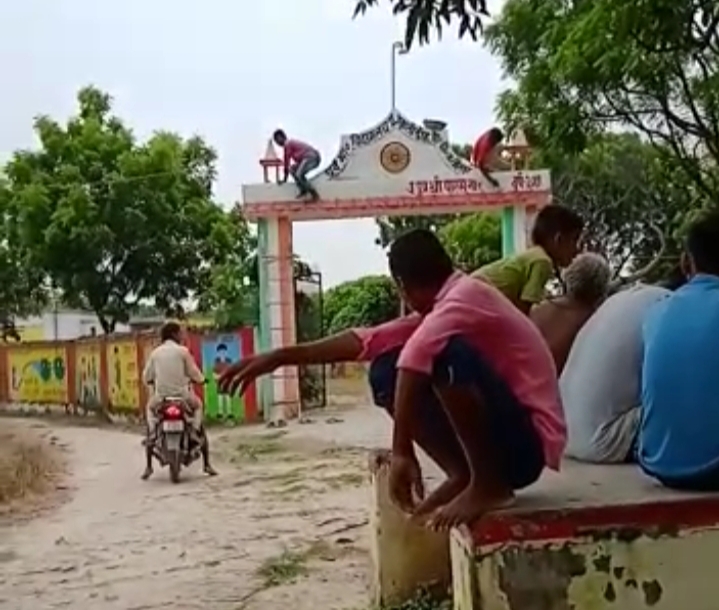 जौनपुर :वर्तमान प्रधान ने पूर्व प्रधान के विकास कार्यों पर लिखे नामों को तुड़वाया