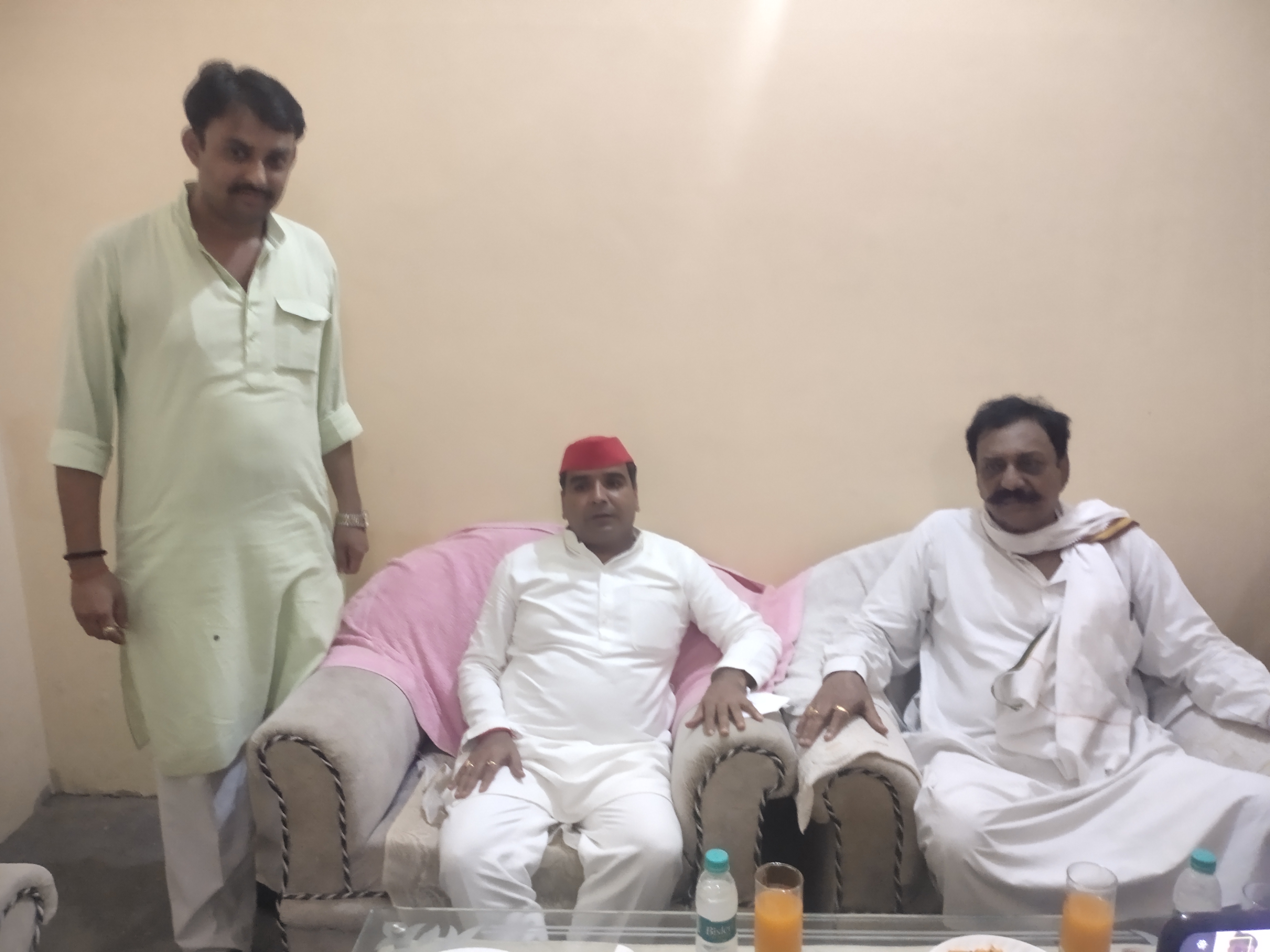 आँवला/बरेली - आंँवला में धर्मेन्द्र यादव का पूर्व विधायक महिपाल सिंह के आवास पर हुआ भव्य स्वागत।