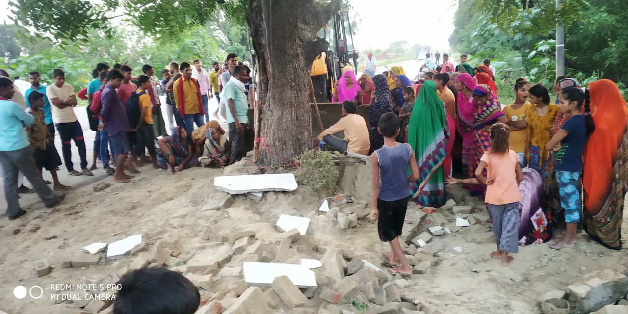 जौनपुर: मंदिर तोड़ने पर मचा हड़कंप जेसीबी के आगे आ गए लोग
