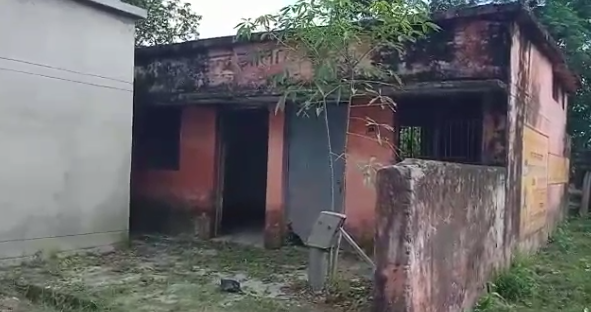 बहराइच /मिहींपुरवा : ब्लाक के ग्राम सभा झाला में बना सामुदायिक स्वास्थ्य केंद्र आवारा कुत्तों और पशु का डेरा
