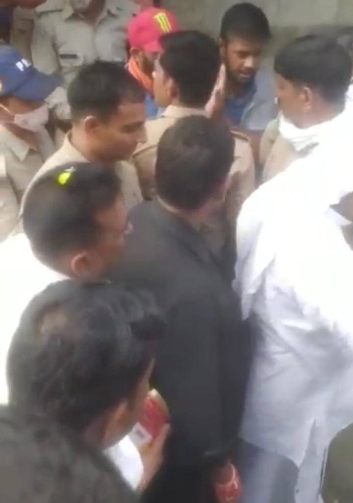 बरेली: सांसद पर लगा पुजारी को अभद्र भाषा बोलने का आरोप