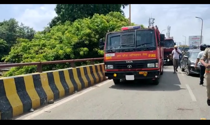 बरेली-शहामतगंज पुल पर चलती कार में लगी आग