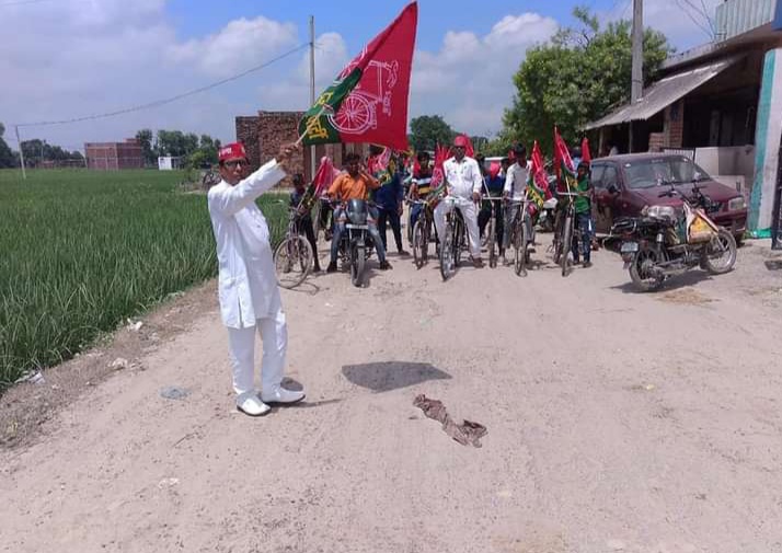 प्रयागराज /फूलपुर :समाजवादी पार्टी की तरफ से निकाली गई साइकिल रैली