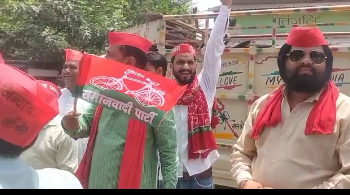बरेली-पूर्व विधायक ने सपा झंडा दिखा रैली को किया रवाना