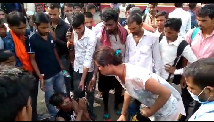बरेली-मानवता को शर्मसार करती न्यूज,युवक को बेरहमी से पीट बनाया वीडियो