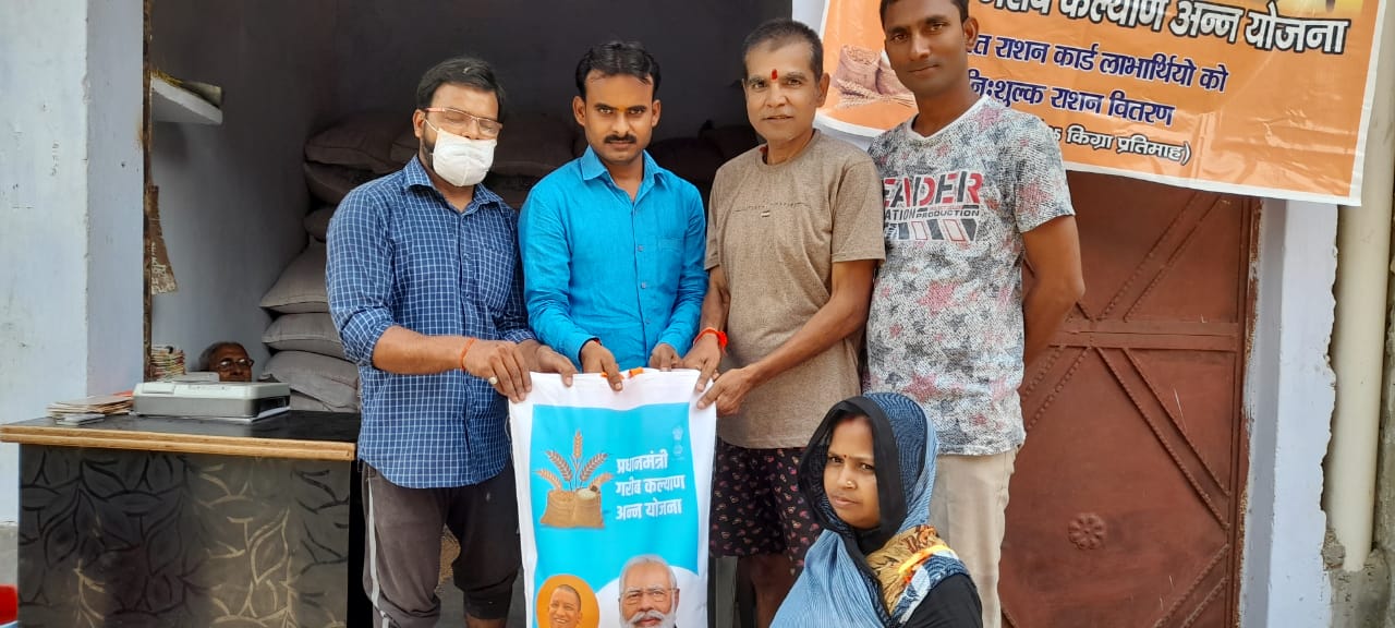 सीतापुर: प्रधानमंत्री गरीब कल्याण योजना के अंतर्गत कोटेदार कृष्णा देवी ने किया राशन वितरण