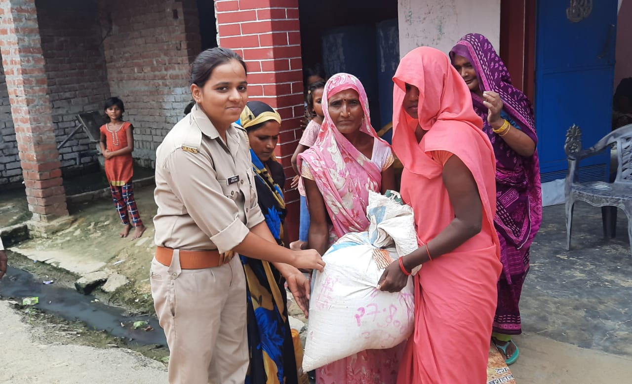 एटा: सरकारी राशन की दुकानों पर निशुल्क राशन वितरण का कार्यक्रम