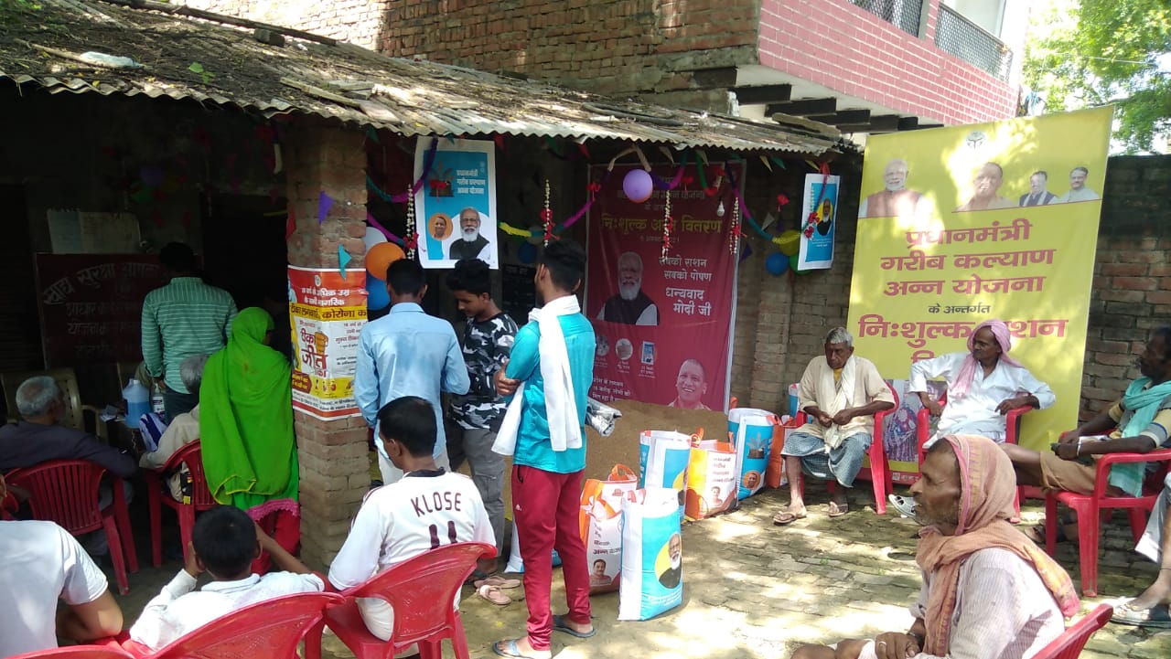 जौनपुर :- लखनपुर में अन्न महोत्सव के दिन एकत्रित हुए लगभग समस्त राशनकार्ड कार्ड धारक।