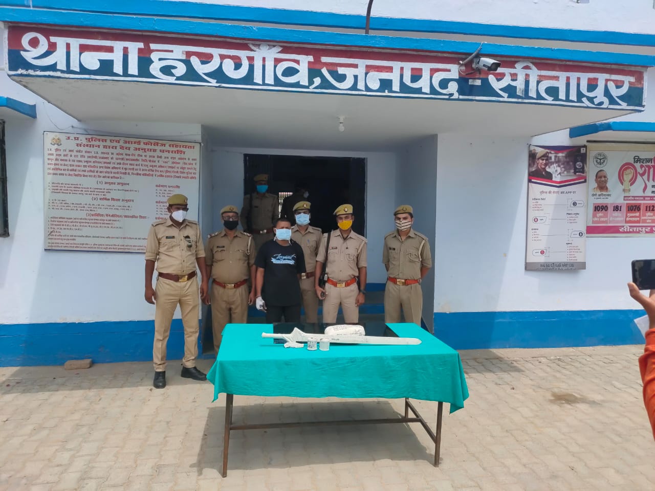 सीतापुर-- डाक्टर हत्याकांड के अभियुक्त को गिरफ्तार कर विधिक धाराओं में न्यायालय के सुपुर्द किया ।