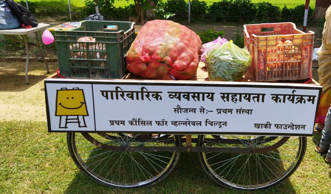 बहराइच: महोदया द्वारा प्रथम संस्था द्वारा जनपद बहराइच के पांच ब्लॉक के 30 गरीब,प्रवासी व बिधवा परिवारों को व्यवसाय हेतु शैक्षिक सहायता सामग्री गुमटी, ठेला सिलाई मशीन आदि के वितरण कार्यक्रम का फीता काटकर किया गया उद्घाटन