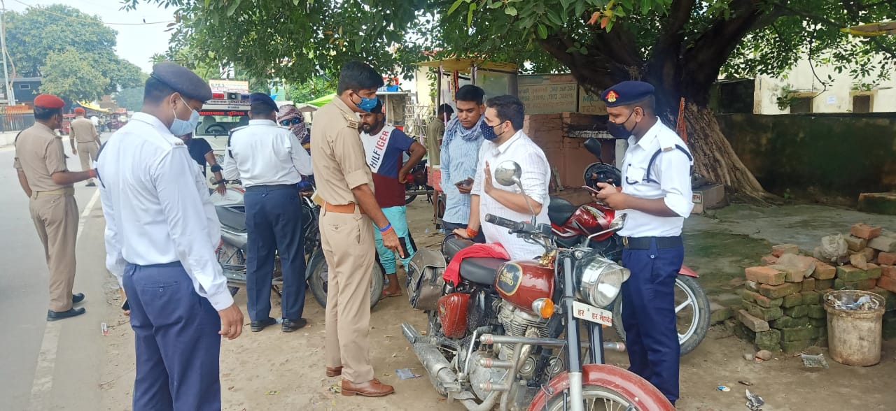 बहराइच: पुलिस अध्यक्ष महोदय बहराइच के निर्देशन  में प्रभारी यातायात मय हमराही के वाहन चेकिंग अभियान