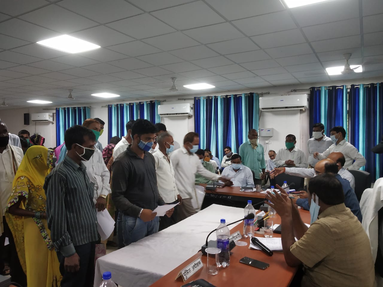 रायबरेली: शनिवार को जिलाधिकारी की अध्यक्षता मे होने वाले तहसील संपूर्ण समाधान दिवस में फरियादियों की भीड़ उमडी