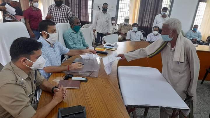 फर्रुखाबाद :जिलाधिकारी की अध्यक्षता में कोविड-19 का पालन कर तहसील सदर में आयोजित हुआ संपूर्ण समाधान दिवस