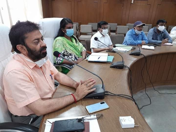 फर्रूखाबाद:कलेक्ट्रेट सभागार में जिलाधिकारी मानवेंद्र सिंह की अध्यक्षता में शासन के प्राथमिकता वाले कार्यक्रमों की विगत माह की समीक्षा बैठक हुई संपन्न