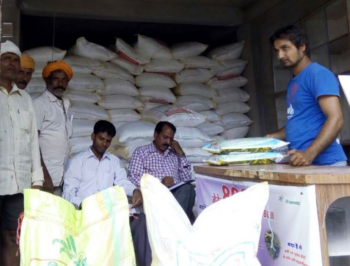 फर्रुखाबाद :खाद की दुकान पर छापामारी से दुकानों में मचा हड़कंप