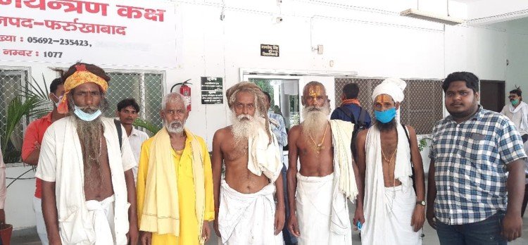 फर्रुखाबाद :मंदिर की भूमि पर दबंगों का कब्जा होने से महंत पहुंचे डीएम के दरबार