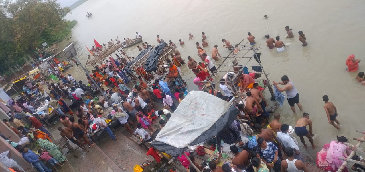 रायबरेली: सावन के तीसरे सोमवार शिव मंदिरों में जलाभिषेक के लिए भक्तों की भारी भीड़ उमड़ी