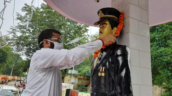 फर्रुखाबाद: जिला अधिकारी श्री मानवेंद्र सिंह ने फतेहगढ़ स्टेडियम में मनाया आजादी का उत्सव