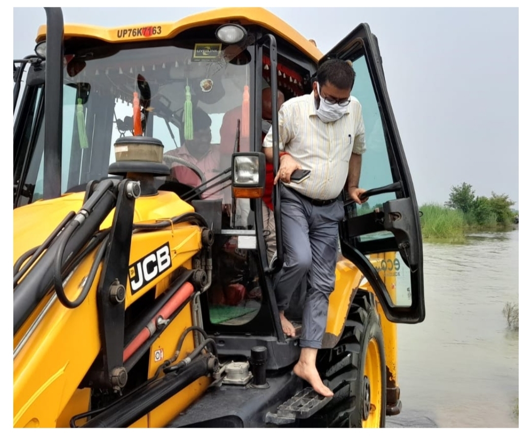 फर्रुखाबाद:जेसीबी से पहुंचे गौशाला का निरीक्षण करने जिलाधिकारी मानवेंद्र