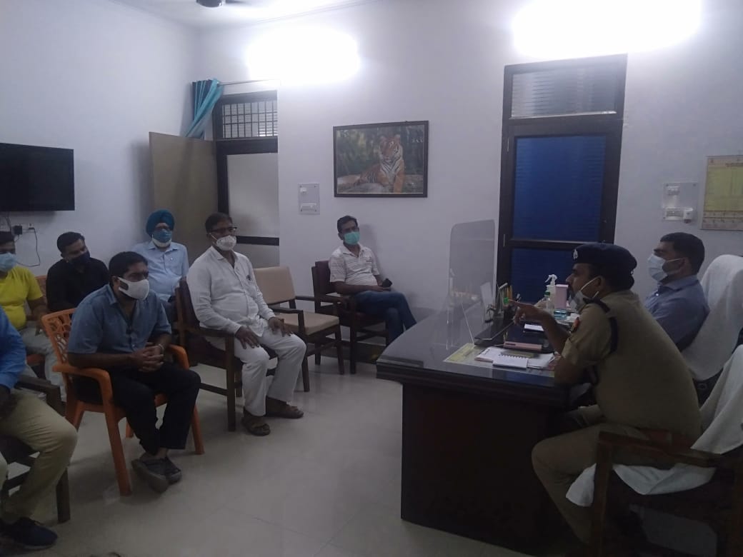 पीलीभीत: सुरक्षा व्यवस्था के दृष्टिगत नगर मजिस्ट्रेट द्वारा होटल मालिकों के साथ बैठक कर दिये आवश्यक दिशा निर्देश।