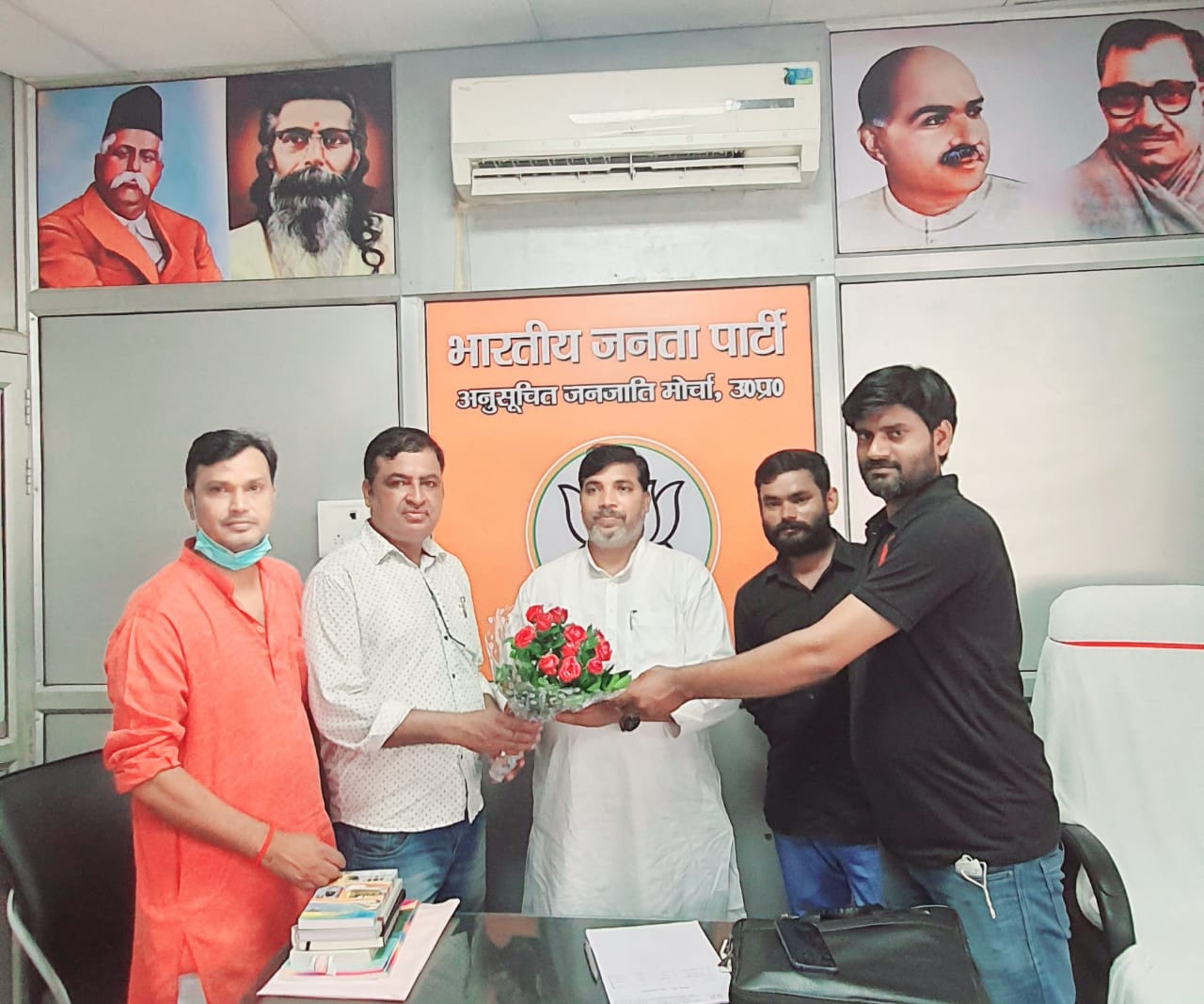 लखनऊ:शरद श्रीवास्तव भारतीय एकता युवा मोर्चा ने बीजेपी प्रदेश कार्यालय में नेताओं से की मुलाकात