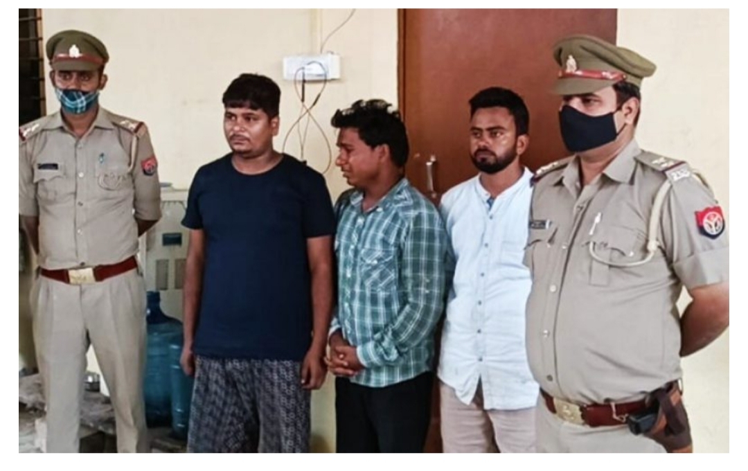 फर्रुखाबाद :फर्जी आधार कार्ड बनाने वालों का हुआ भंडाफोड़