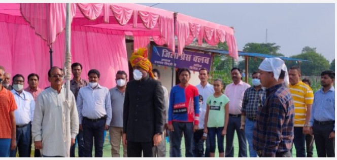 उमरिया-राष्ट्रीय पर्व स्वतंत्रता दिवस के 75 वी वर्षगांठ के पावन पर्व पर ध्वजारोहण किया