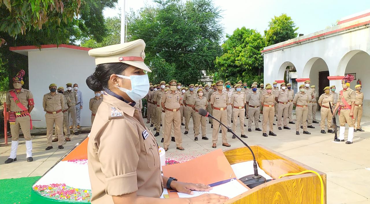 बहराइच: 75 वें स्वतंत्रता दिवस के अवसर पर पुलिस अधीक्षक  सुजाता सिंह द्वारा पुलिस लाइन में ध्वजारोहण किया गया।*