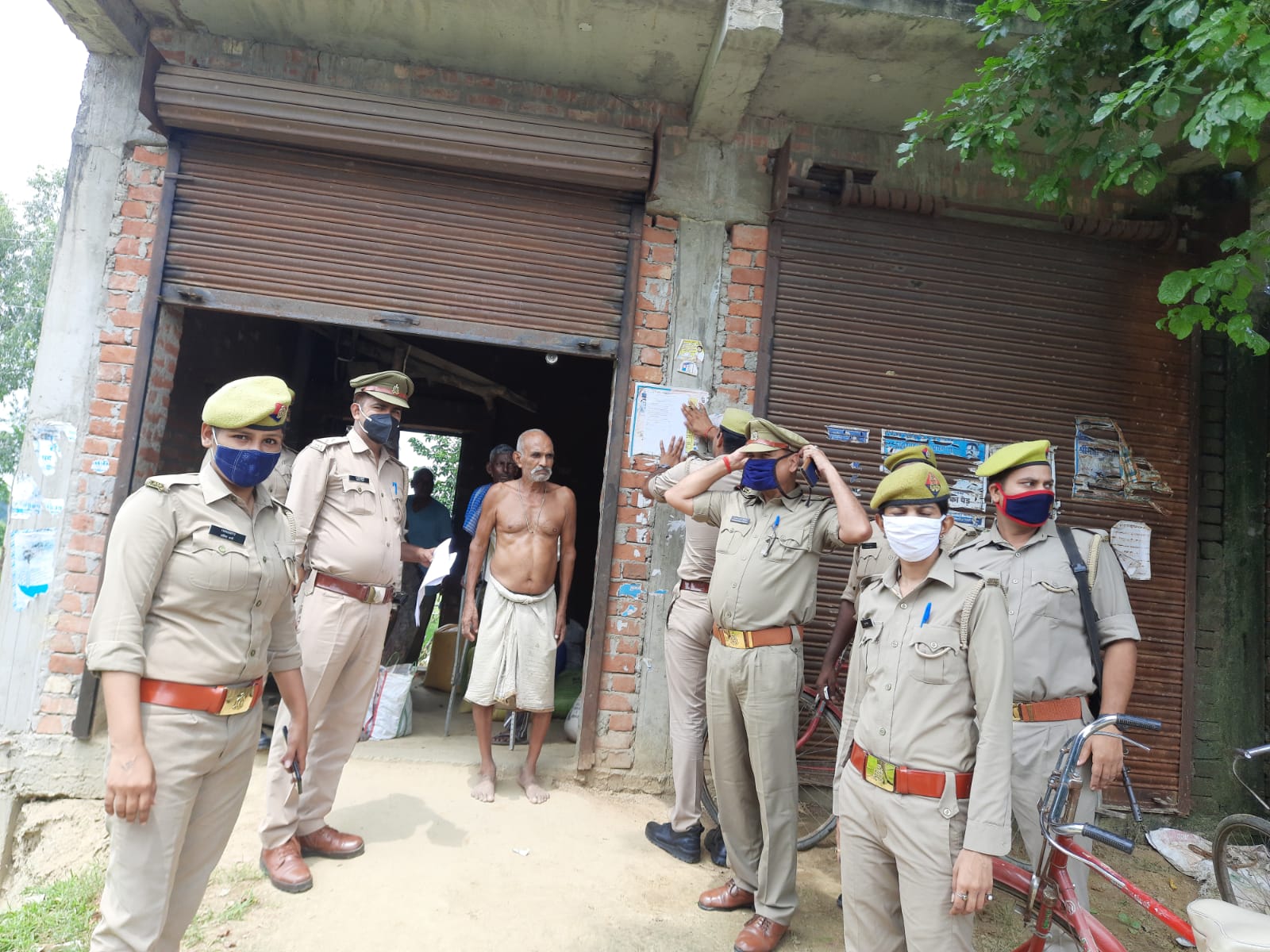रायबरेली:न्यायालय से फरार चल रहे अभियुक्त पर डलमऊ पुलिस ने 82 सीआरपीसी के अंतर्गत की कार्यवाही